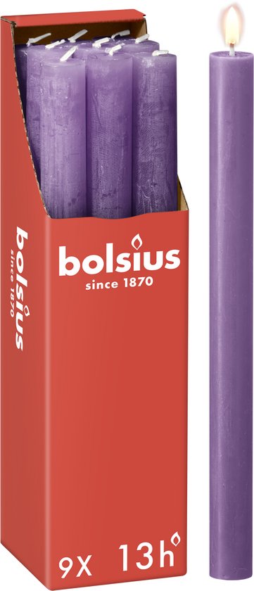Paarse Bolsius dinerkaarsen in een rode verpakking van 9 stuks, met één brandende kaars ernaast.