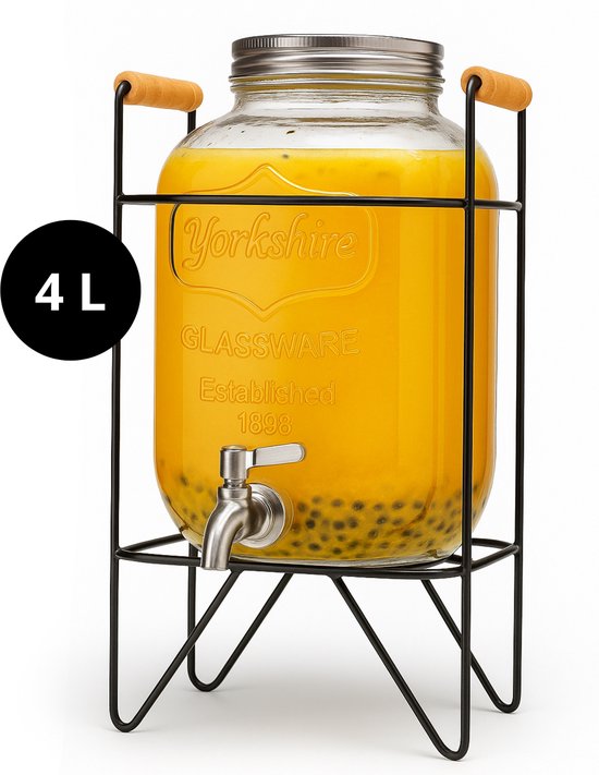 4L glazen drankdispenser met kran en zwarte standaard met houten handgrepen, gevuld met geel drankje en passievrucht.