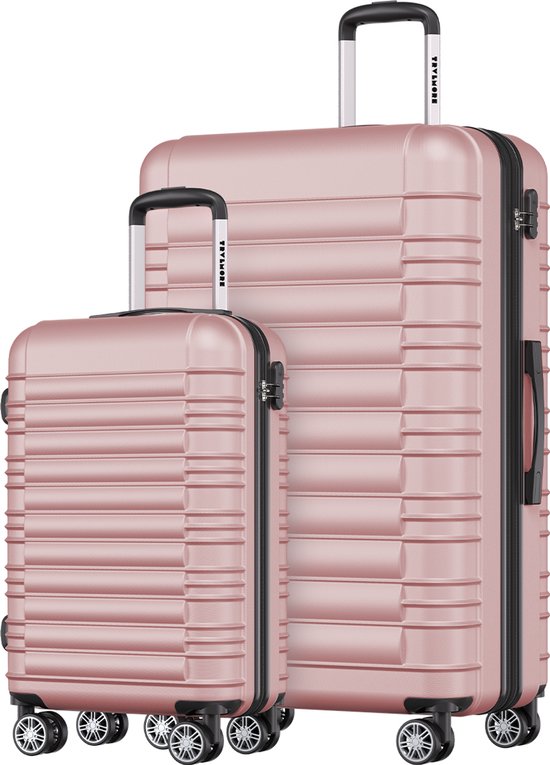 Twee lichtroze TRVLMORE koffers, een handbagagekoffer en een grote koffer, met zilverkleurige handvatten.