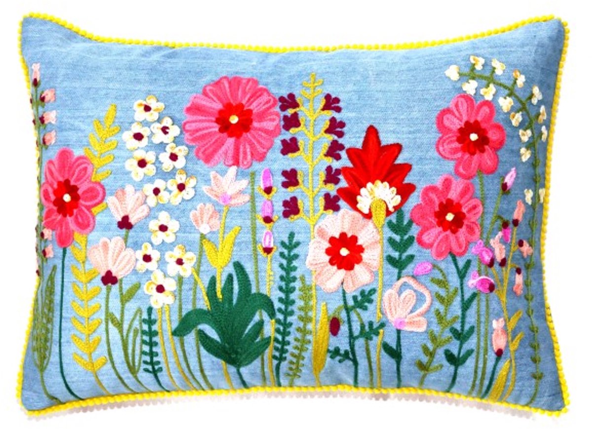 Only natural kussen katoen bloemen blauw met gekleurde bloemen geborduurd met denim 35 x 50