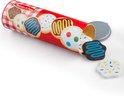 Een rode koekjesverpakking met een ruitjespatroon, waar houten koekjes uitkomen. Sommige koekjes zijn versierd met glazuur en hagelslag.