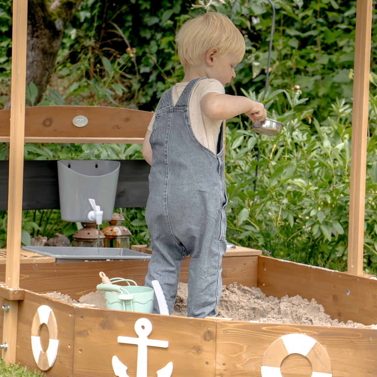 AXI Dora Boot zandbak met speelkeuken en dak (UV50) 160 x 100 cm Antraciet/bruin – Met krijtbord en opbergruimte - Inclusief gronddoek - 10 jaar garantie! — afbeelding 14
