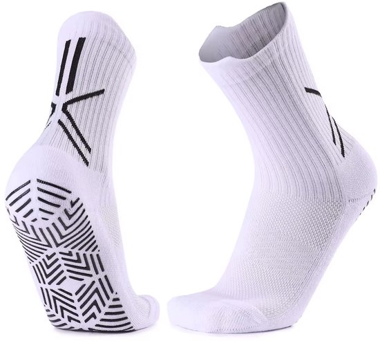 Witte sportsokken met zwarte grip-strepen op de zool en een zwart logo op de zijkant.