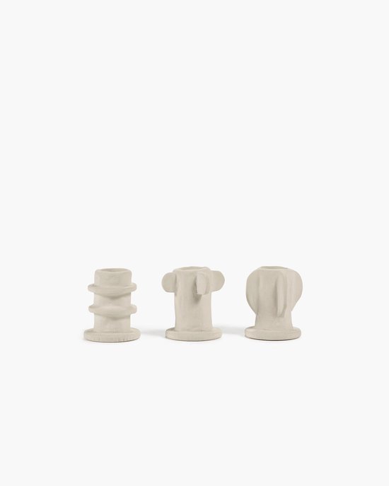 Drie beige keramische kandelaars in verschillende vormen met gedetailleerde structuren.