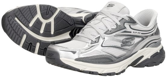 Zilverkleurige Skechers sneaker met veters en donkere zool, ook de zool is zichtbaar.