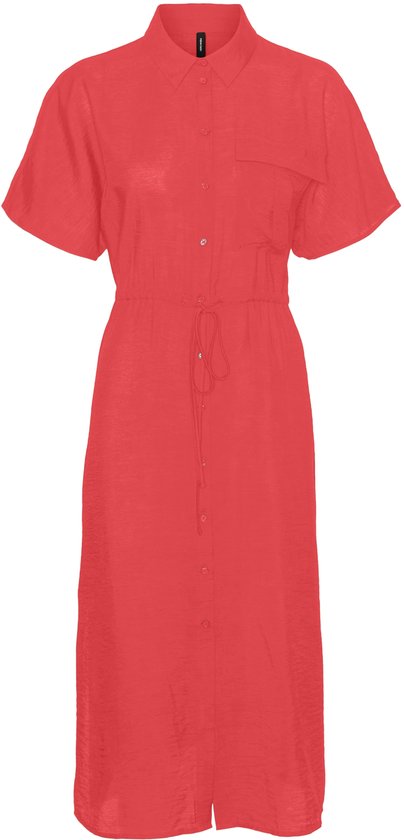 Une robe chemise VERO MODA rouge à manches courtes, avec une ceinture à la taille et des boutons sur le devant.