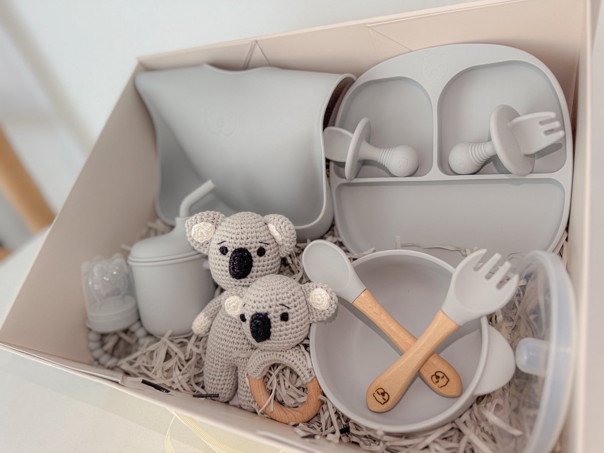 Tiny Koala Cadeaubox – The Baby Supply | Kraamcadeau Serviesset met Grijs Babyservies & Koala Knuffel