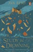 Boekomslag 'A Study in Drowning' van Ava Reid, met een huis op een heuvel en rondvliegend papier.
