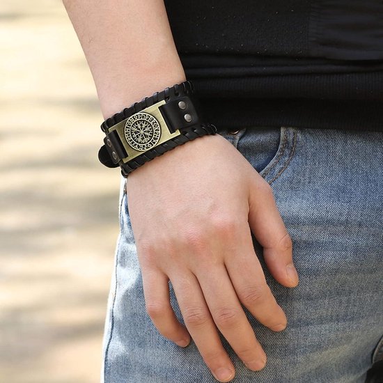 Zes Verschillende Halssnoeren Van Hematiet En één Armband Zonder Slot. We Voegen Er Nog Vier Grote Losse Stenen Aan Toe