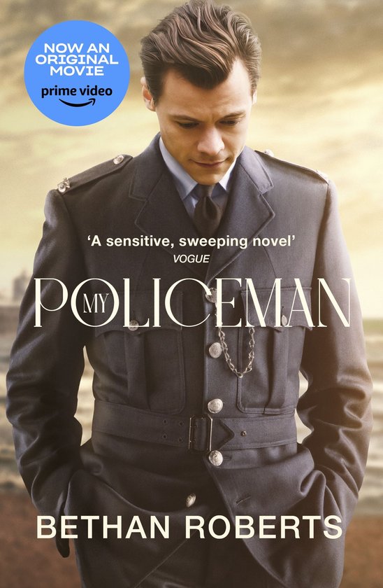 Boek "My Policeman" met een man in een politie-uniform. "Now an original movie" en "Prime Video".