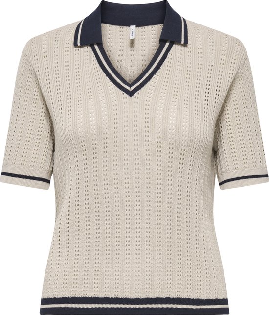 Polo en tricot beige à manches courtes, col bleu marine à rayures et poignets rayés bleu marine.