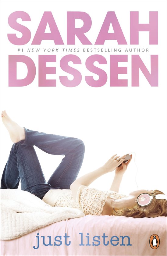 Boekhoes met Sarah Dessen's 'Just Listen'. Een meisje ligt op bed met een koptelefoon en telefoon.