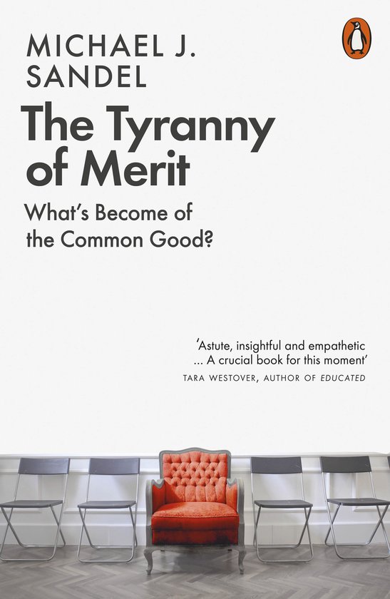 Livre "The Tyranny of Merit" de Michael J. Sandel, avec un fauteuil rouge et quatre chaises.