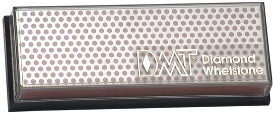 Een DMT Diamond Whetstone met een zilverkleurig oppervlak met kleine, zilveren cirkels en transparante deksel.