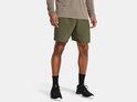 Man met legergroene shorts, zwarte sokken en zwarte sportschoenen