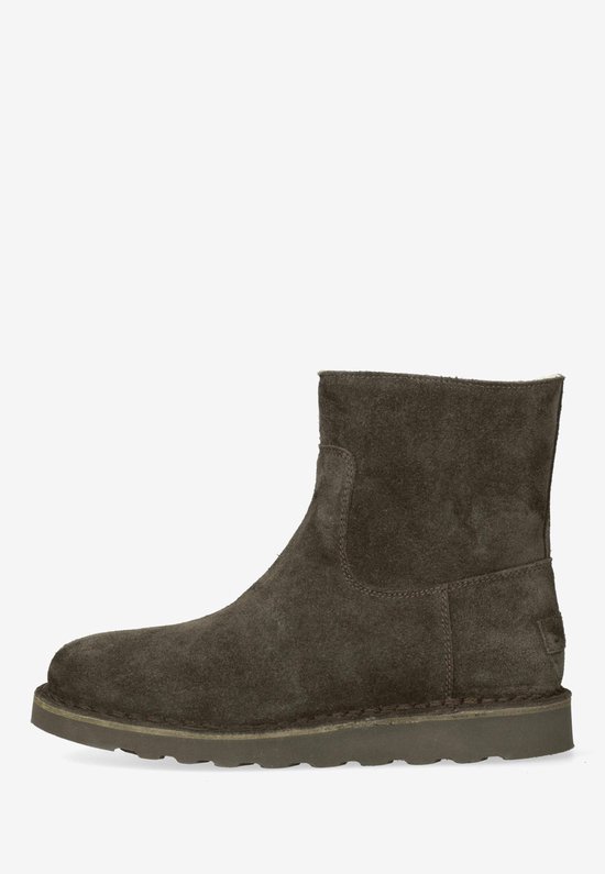 Donkerbruine suède enkellaars van Shabbies Amsterdam, zijaanzicht met stiksels en platte zool.