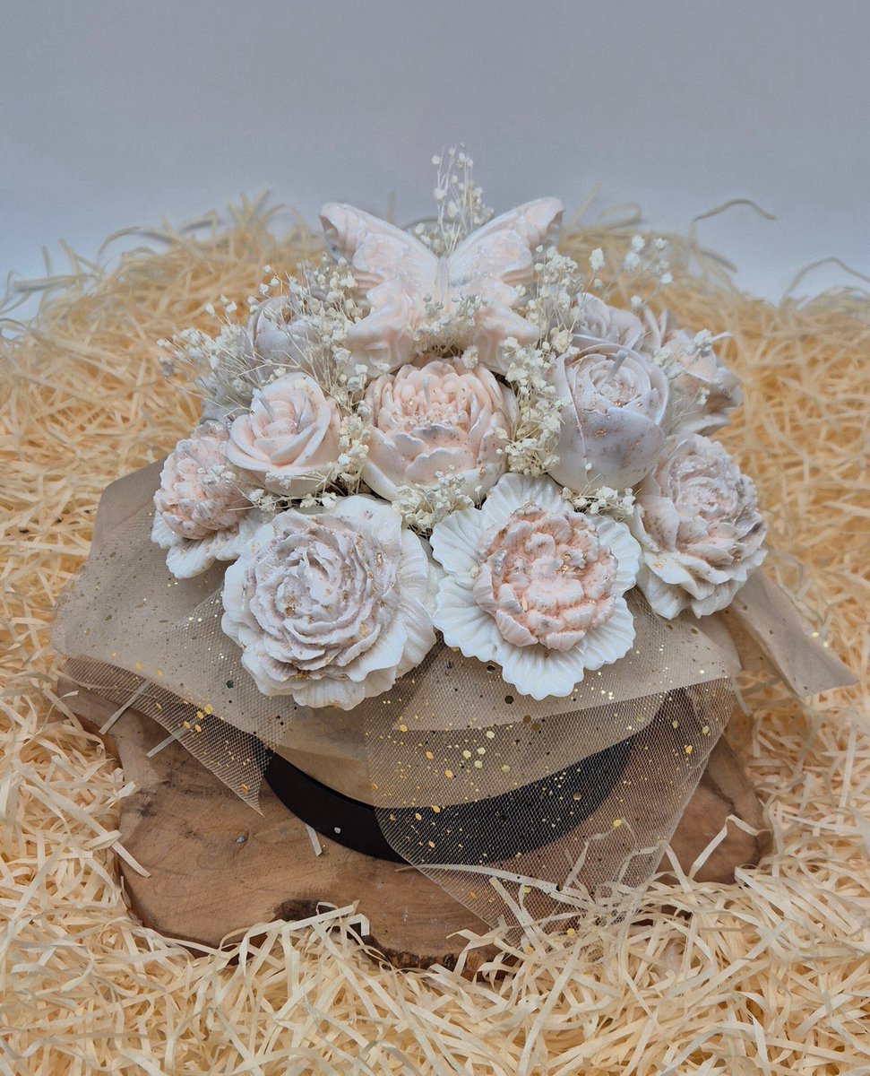 Kaarsgeschenk Kaarsenboeket Butterfly Dream - Kaars boeket - Cadeau - Geschenk - Cadeau voor haar - Uniek cadeau - Origineel cadeau - Bloem kaarsen boeket - Candle bouquet Peachy en wit