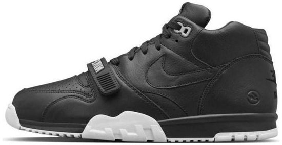 Zwarte leren Nike Air Trainer 1 Mid sneakers met witte zool en klittenbandsluiting, zijaanzicht.