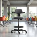 Zwarte ergonomische bureaustoel met verstelbare zithoogte, armleuningen en een voetenring, op wielen.