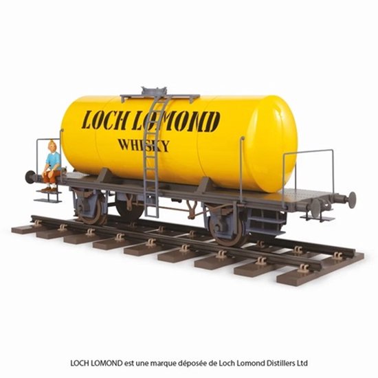 Model van een gele tankwagon met 'LOCH LOMOND WHISKY' tekst. Een klein figuur zit op de wagon.