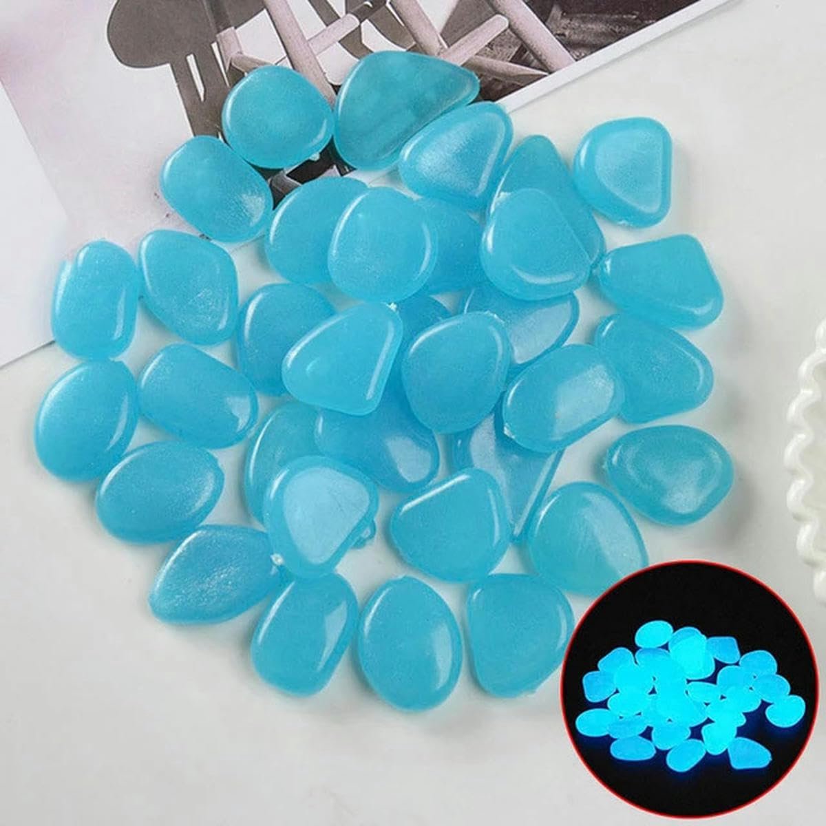 Glow In The Dark, Lichtgevende Stenen, Glanzende Harssteen voor Tuinpaden, Multifunctioneel (Blauw), 50 Stuks,110 gram