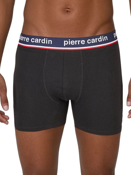 Zwarte boxershorts van Pierre Cardin met donkerblauwe tailleband met witte en rode strepen.