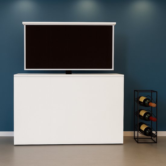 Wit tv-meubel met een uitklapbare tv, naast een wijnrek met drie flessen.