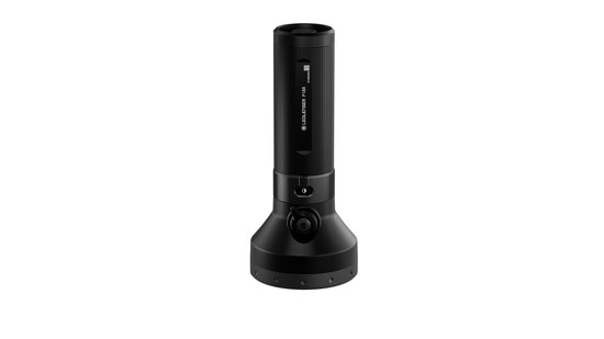 Zwarte Ledlenser P18R zaklamp, van de zijkant gezien met de voorkant naar de kijker toe. LEDLENSER P18R is gegraveerd.