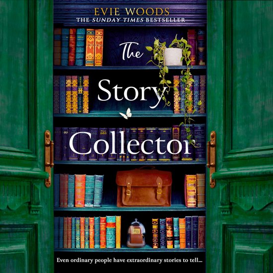Livre "The Story Collector" par Evie Woods, avec une bibliothèque vert foncé remplie de vieux livres, un sac en cuir et une plante.