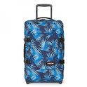 Donkerblauwe koffer met een print van lichtblauwe palmbladeren, zwarte handgrepen en wielen.