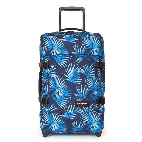 Donkerblauwe koffer met een print van lichtblauwe palmbladeren, zwarte handgrepen en wielen.