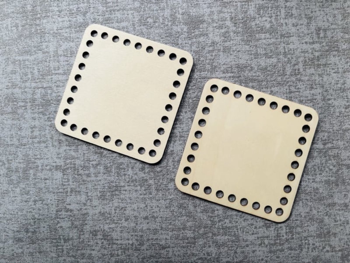 Houten paneel met boorgaten - mandbodem - 10 x 10 cm.