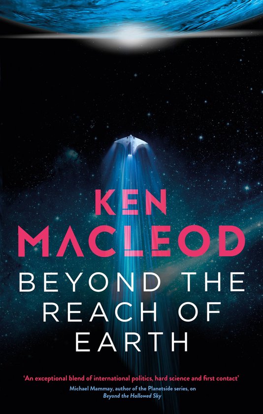 Boekcover van 'Beyond the Reach of Earth' door Ken MacLeod, met een ruimteschip dat een lichtstraal uitstraalt tegen een achtergrond van de aarde en de kosmos.