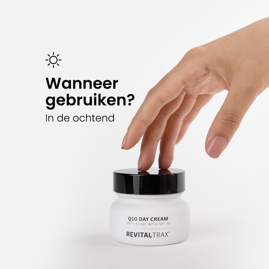 Hand op potje dagcrème: 'Wanneer gebruiken? In de ochtend'.