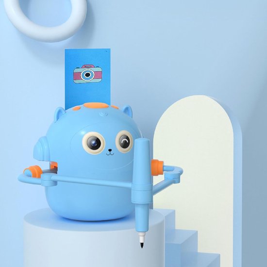 Blauwe robot met oranje accenten en grote ogen, houdt een pen vast. Een kaart met een camera staat achter hem.
