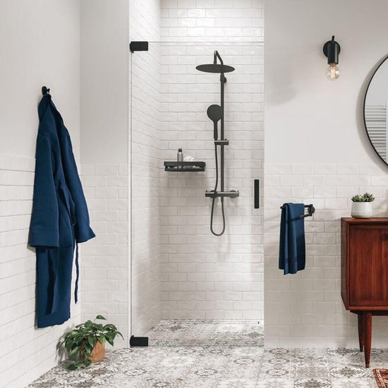 Moderne badkamer met douche met zwarte accenten, witte metrotegels en zwarte douchebak.