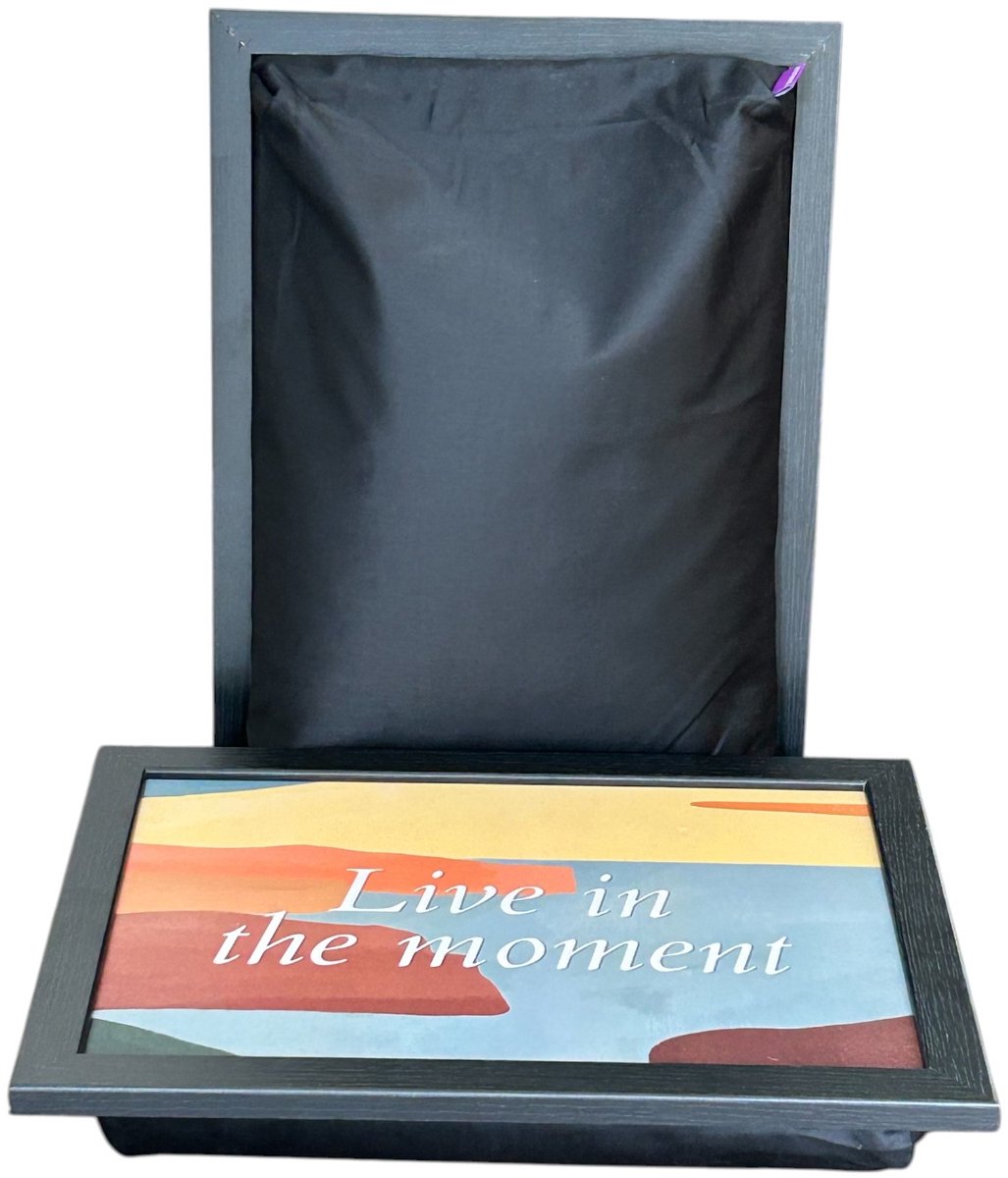 L-line by Jis - Laptray - Schoottafel - Schootkussen - Laptoptafel - Dienblad met kussen - Live in the Moment - 43x32,5 cm