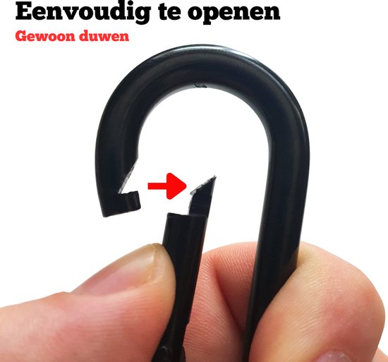Hand die een zwarte karabijnhaak opent met een pijl die de beweging aangeeft.