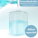 Het vullen van de 400ml zeepdispenser met blauwe vloeistof.