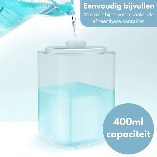Het vullen van de 400ml zeepdispenser met blauwe vloeistof.