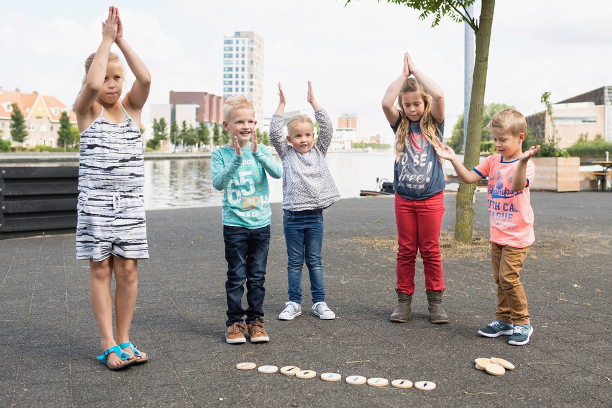 BS Toys Denk & Doe Bundel – 3‑Vormen Memo + Moves Houten Actief Kaartspel – Kinderspeelgoed 6+ – Spelletjes voor Binnen & Buiten (GA497 & GA264) — cadeau in Spellen & Speelgoed - foto 6