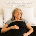 Oudere vrouw met grijze haren slaapt met gesloten ogen onder een zwarte, gewatteerde verzwaringsdeken. "Vermindert stress en angst."