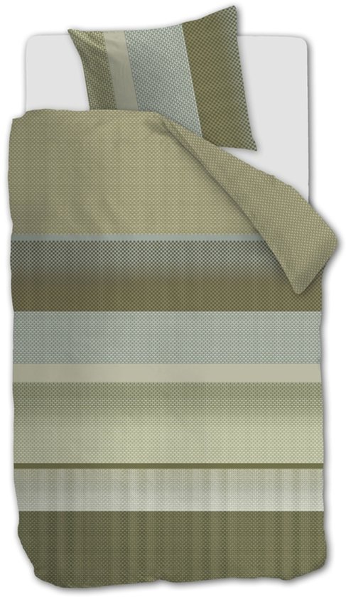 Housse de couette verte avec des rayures horizontales dans différentes nuances de vert et motifs, posée sur un lit blanc.