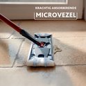 Vileda H2Pro platte wisserbevestiging met rode steel, zuigt water op van een bruine tegelvloer, 'Krachtig absorberende microvezel'.