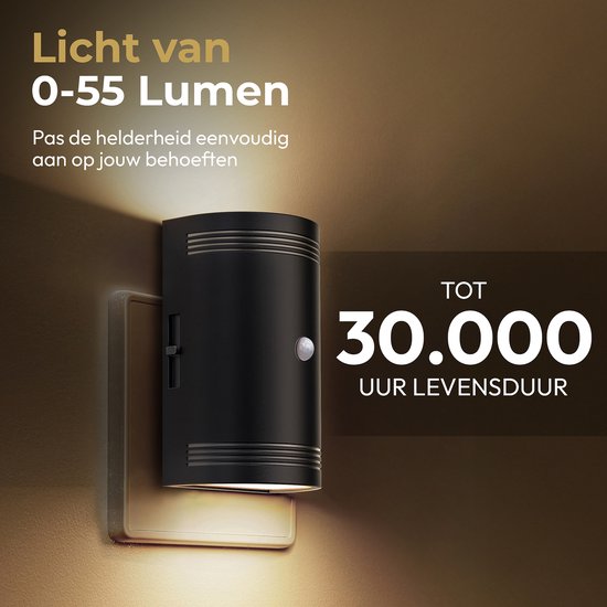 Zwarte stekkerlamp met instelbare helderheid (0-55 Lumen) en een levensduur tot 30.000 uur.