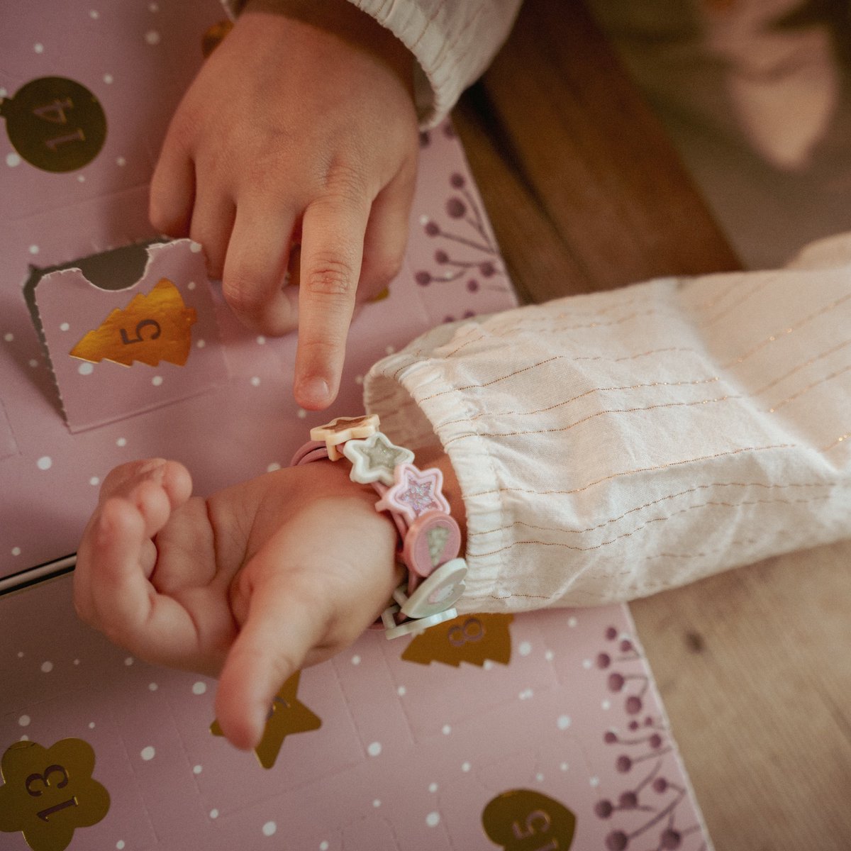 Little Dutch Adventskalender met armbandjes, bedels en stickers - 24 vakjes - Knutselen - Speelgoed kinderen - Voor meisjes – foto 7