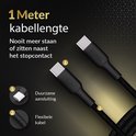 Zwarte Surge USB-C naar USB-C kabel, 1 meter lang, met duurzame en flexibele aansluiting.