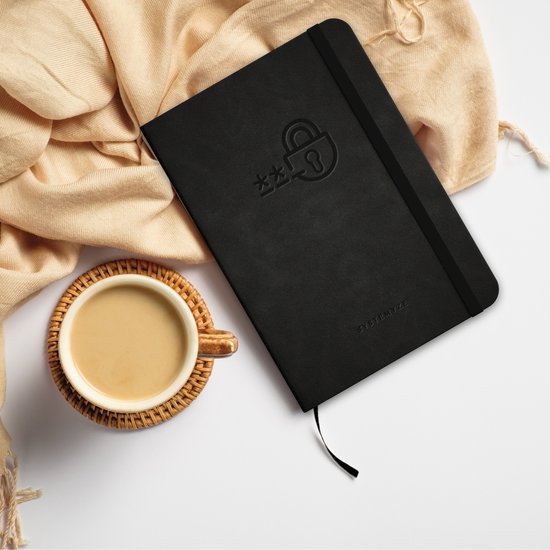 Zwart notitieboek met slot-icoon, naast een kopje koffie en een sjaal op een witte achtergrond.