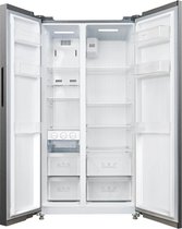 Open, lege RVS Amerikaanse koelkast met glazen schappen en groentelades.