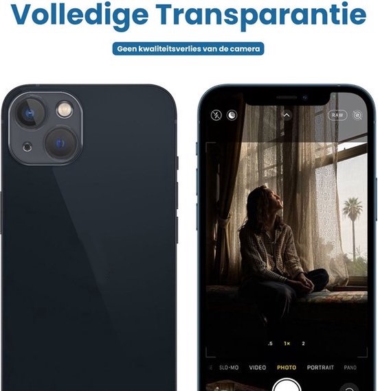 Donkerblauwe smartphone met dubbele cameralens en een screenshot van de camera-app met een meisje voor een raam.